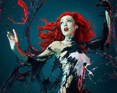 2015牛奶女超人月曆 全身灑滿牛奶的女超人 這還需要戰鬥嗎？