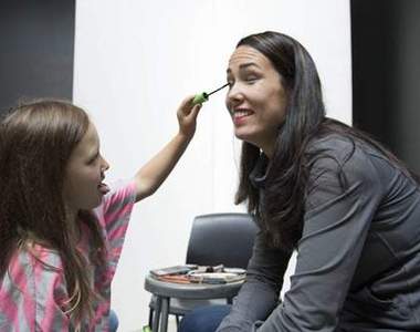 角色對調《讓女兒幫媽媽化妝》孩子阿　媽媽平日對你不好嗎ＸＤ