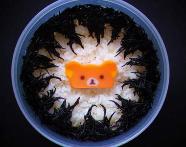 令人不安的《懶懶熊便當》藝術家的手作便當太有特色...