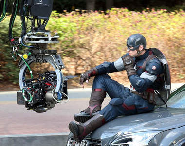 《復仇者聯盟2》首爾片場 隊長現身黑寡婦......變男人了？