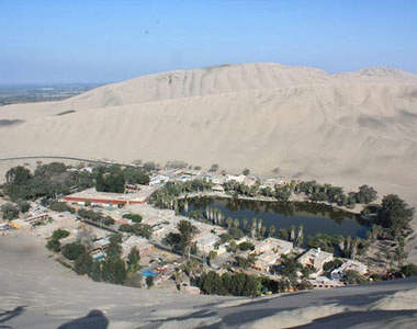 祕魯《城市綠洲》沙漠裡綠油油的湖泊