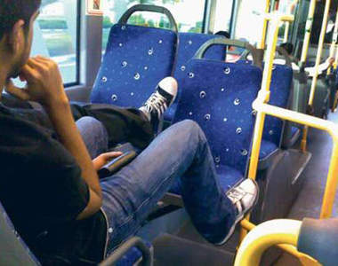 超恐怖《公車座位》敲一敲跑出堆積已久的灰塵