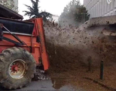 超有味大便示威　法國農民用噴灑來表示自己怒惹