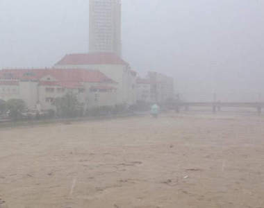 日本《哈隆颱風災害圖集》苦中只好拍照作樂？