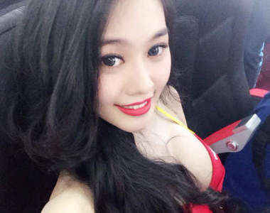 越捷航空比基尼妹 NgocTrinh在飛機上性感拍寫真