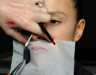 一招讓《唇妝持久不脫落》彩妝師獨門祕笈GET
