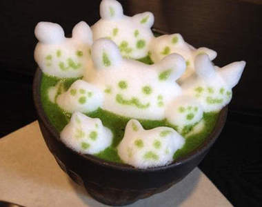 可愛《3D抹茶拉花》連配色都比咖啡更可愛許多（喂）