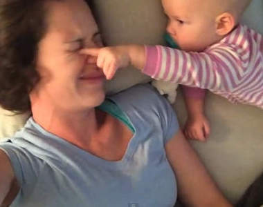 《小嬰兒一指神功》媽媽表示：你為什麼就是不讓我睡QQ