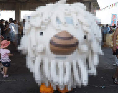 衝擊造型吉祥物《啊啦伊呸》全身搖不停的條狀物其實是......