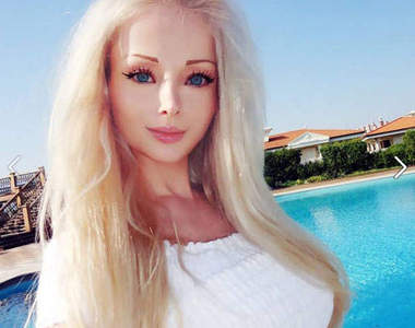 Valeria Lukyanova 烏克蘭娃娃女邊自拍邊帶妳遊古蹟