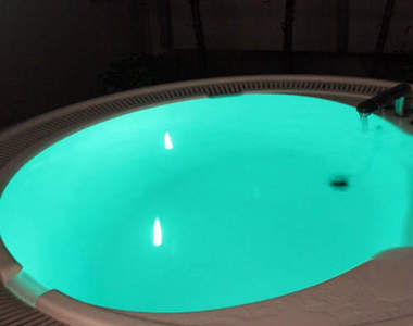 網友自製《摩鐵風呂》只要一根螢光棒就能讓浴室大大大變身ww