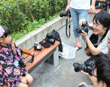 《小蘿莉攝影會》警察杯杯,在場的全部抓起來~~