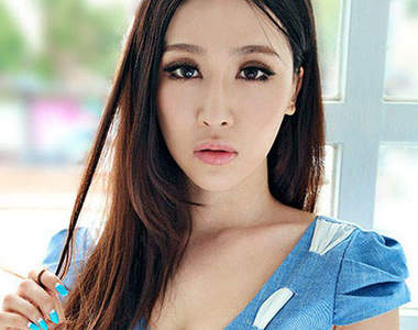 瑜伽妹趙芸萱　不止本人就連水中倒影也超性感 