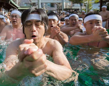 日本《寒中禊》為了更好的一年再冷也甘願
