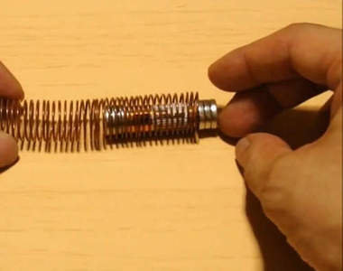 DIY電磁流電車 只需要入手電池、磁鐵、銅線就可以搞定