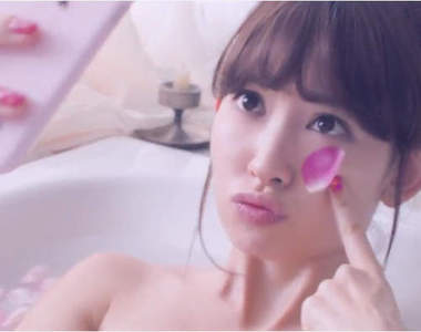 《小嶋陽菜》最新內衣廣告 性感入浴還大玩自拍(〃▽〃)