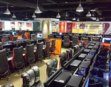 韓《高級網咖》在這裡打電動好像很享受的樣子～