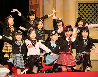 越來越AKB48風格的《日本小學生畢業服》