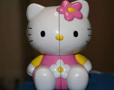 《凱蒂貓魔術方塊》好獵奇的玩具..(擦汗)