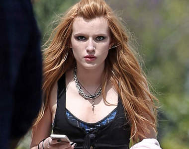 貝拉索恩《陰宅》女鬼妝 大太陽下更恐怖