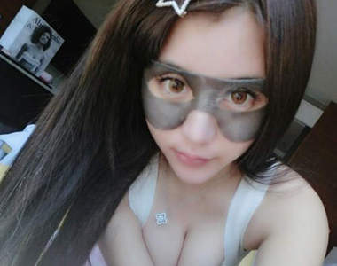 眼膜妹美妮　像這樣的美女就應該來當超級英雄啊❤