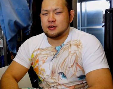 日本痛摔角手 岡倫之 強大的肌肉都要撐爆痛痛的T恤惹