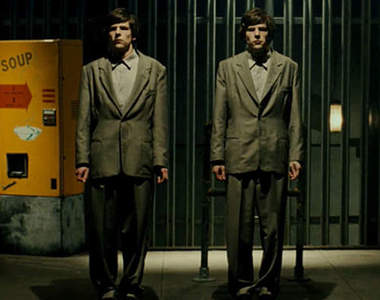 傑西艾森柏格《The Double》驚悚又精彩的預告