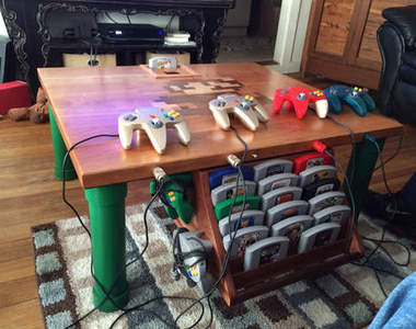 《內建N64電玩桌》超強神人改造 他家的桌子竟然是遊戲機!?