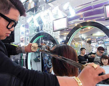 越南武士刀剪髮 女孩們最愛龍槌閃來斬斷瀏海