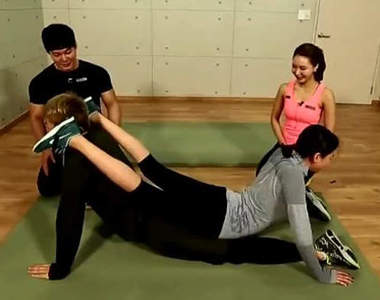 超害羞《夫妻瑜珈》無限挑戰新婚夫妻示範給你看(//▽//)