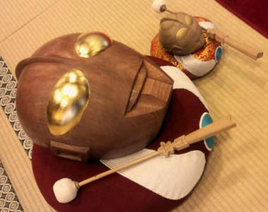 日本神社導入《超人力霸王木魚》正義的英雄卻得被顏面連打......