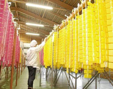 最可愛的製作方式《欠餅工廠》像彩色窗簾一樣