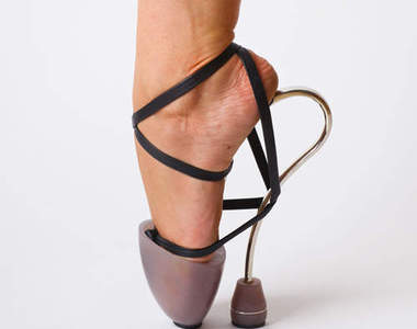 絕難駕馭的《病態美高跟鞋》 光用看的腳就痛惹(゚Д゚;)