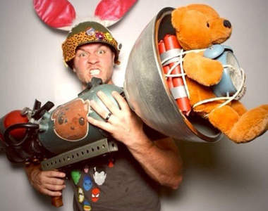 《落日飆神》瘋狂武器重現 這是我看過最暴力的泰迪熊