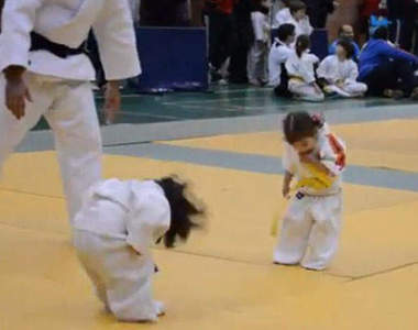 小女孩間的柔道對戰 幼女魂發作惹怎麼辦