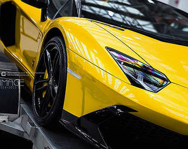 《Lamborghini Aventador LP720 Roadster MV》上空大牛超拉風