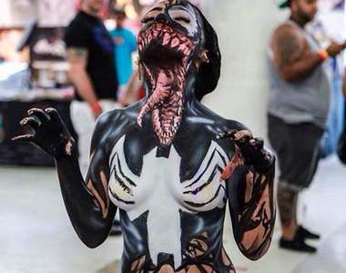 神彩繪《猛毒cosplay》 這種露出程度有點害羞...