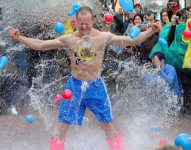 夏天就該來一下《水球大作戰》不過要怎麼一次灌一堆水球咧...