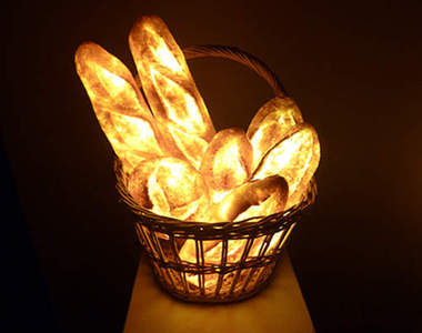 真的麵包作成《麵包燈》照明同時還可以當作緊急乾糧（誤）