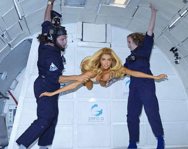 Kate Upton《無重力比基尼》ㄋㄟㄋㄟ也會飄起來嗎？