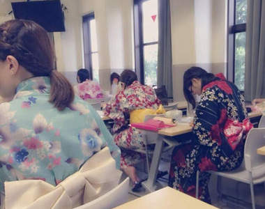 日本東西大學《浴衣日》這不是校園是樂園啦~(´艸`●)