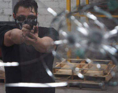 拿AK-47射老闆 為什麼賞兩顆子彈給他還打不死?