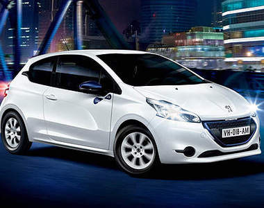 藍白配《Peugeot 208 Like》有型小獅王怎麼能不喜翻呢?