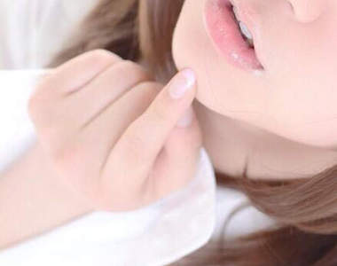 《女裝的エロ法則》裁切照片的嘴部以下就能變得更加性感?