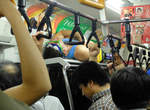 日本《滿員電車》實錄 為了抵達目的地只好忍耐了(握拳) 日本《滿員電車》實錄 為了抵達目的地只好忍耐了(握拳)