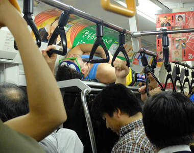 日本《滿員電車》實錄 為了抵達目的地只好忍耐了(握拳)