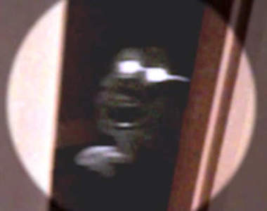 廁所的迷樣鬼影　澳洲男子拿手機錄到的驚人畫面