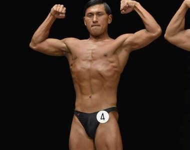 奧黛麗《春日俊彰》參加健美大賽　展現完美肌肉也不忘＂吐嘶＂www