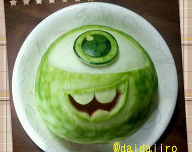 推民自製《卡通西瓜雕刻》不知道這會不會比較好操控手機(喂)