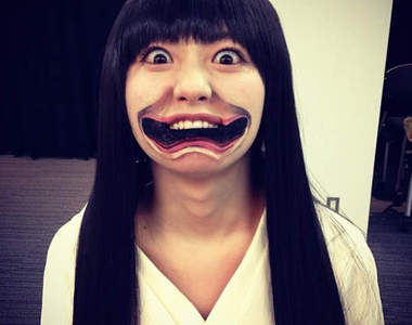 《最適合夫妻吵架隔天的彩妝》趴吐  親愛的~我這樣性感嗎?